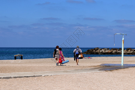 人们在以色列的地中海沿岸休息图片