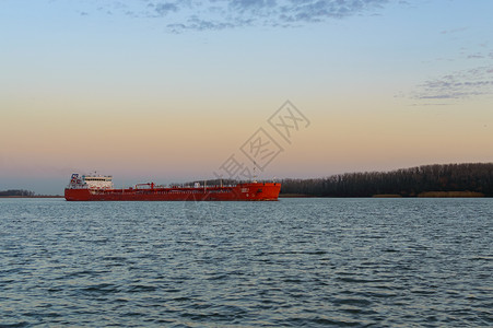 日落时河上的货船背景图片