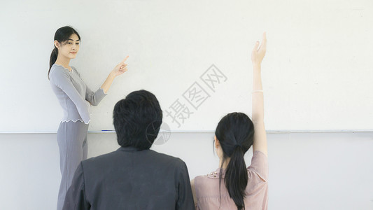 亚洲妇女在白板教室学生图片