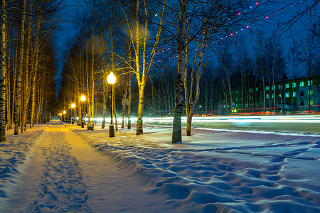 夜公园里的小路被灯笼照亮了没有积雪背景图片