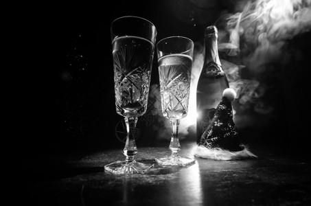 除夕庆祝活动背景与一对长笛和一瓶香槟与圣诞属图片