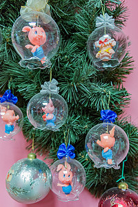 节日玩具挂在合成圣诞树的枝上图片