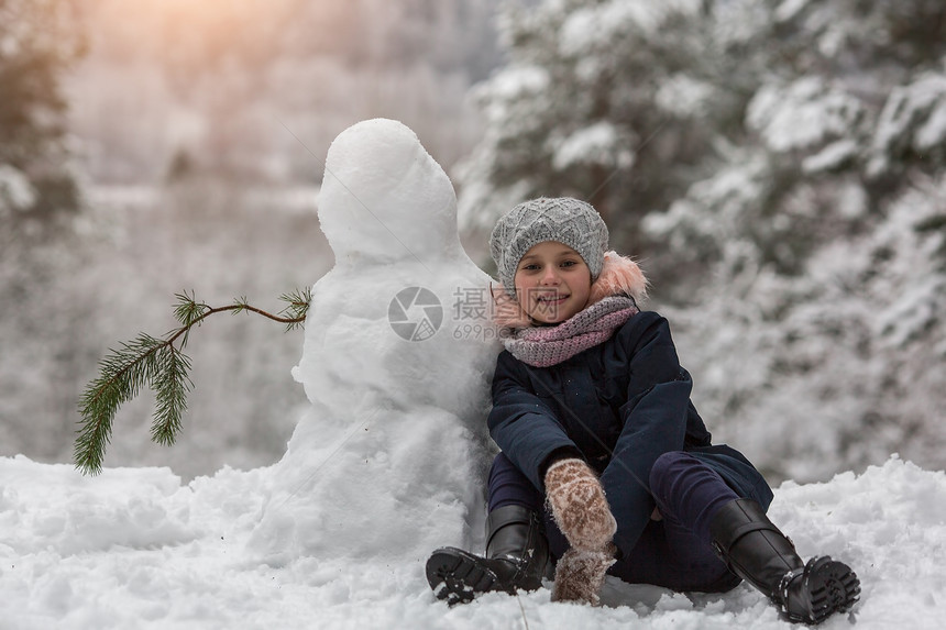 可爱的小女孩和雪人一图片