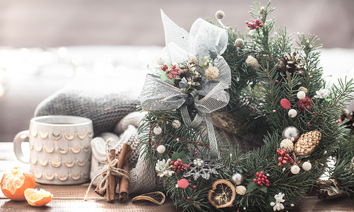 圣诞和装饰品的圣诞静物针织服装和漂亮杯子上的节日花图片