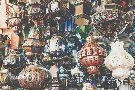 摩洛哥马拉喀什市Medina商店的闪亮摩洛尼黑金高清图片