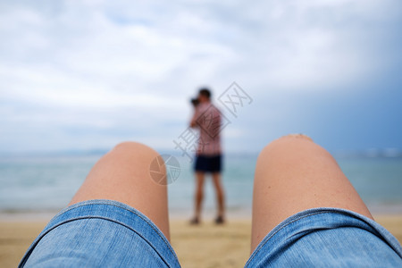 女孩在沙滩上拍摄影师的照图片