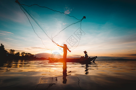 渔民使用蚊帐在湖边捕鱼的休游纸背景图片