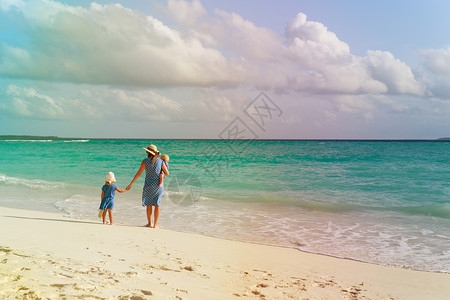 母亲和孩子的母亲在海滩图片