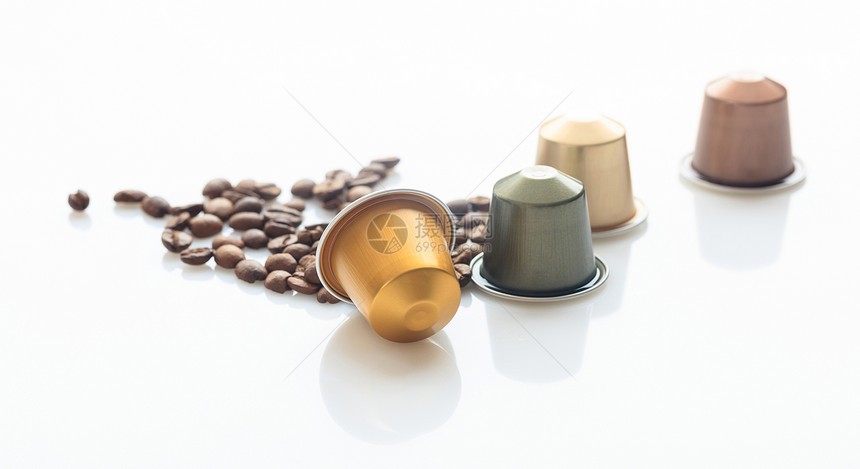 Espresso咖啡胶囊和白色背景的咖啡豆图片