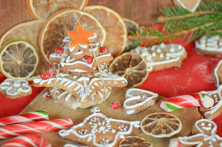 圣诞姜饼香料和带有冷杉树枝的装饰品图片