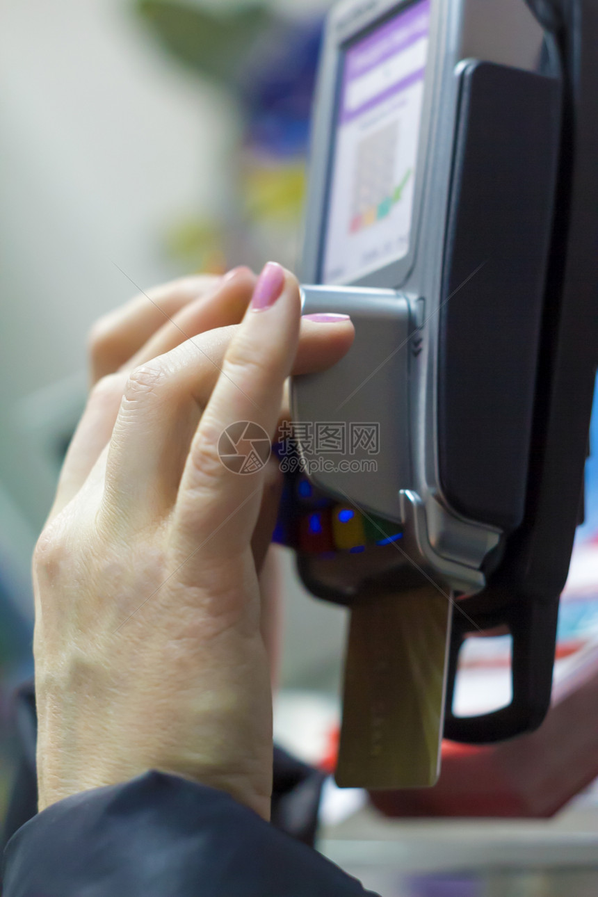 关闭使用信卡刷机支付的手用信卡刷在自助餐厅付款的终端女人在刷卡机中输图片