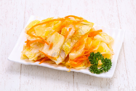 碗中传统发酵的白菜卷心菜图片