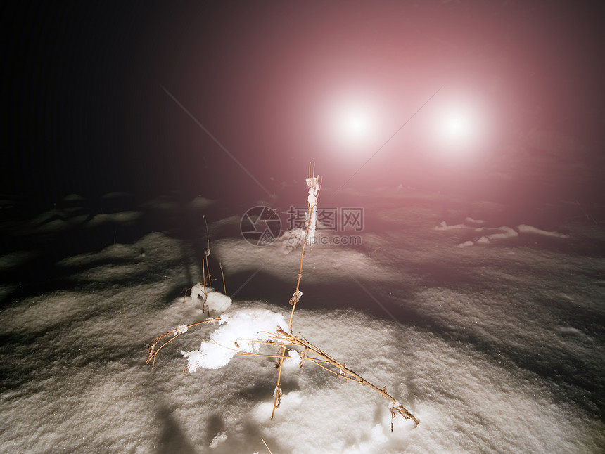 寻找冬季夜晚消失的旅游者脚印图片