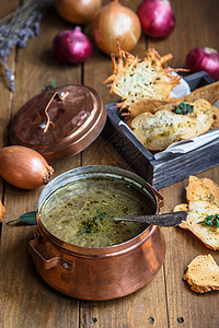 洋葱汤和面包条的铜锅生锈图片