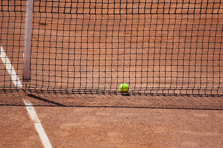 网球场上的网球浅落图片