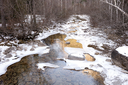 冬季在自然公园的Ordes图片