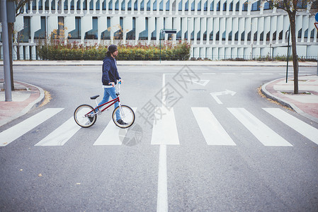 在斑马十字路口街上行走的图片