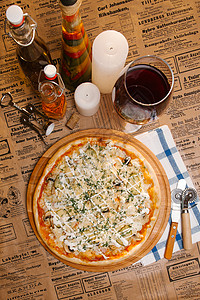 披萨配马苏里拉奶酪蘑菇泡菜蛋黄酱和莳萝图片