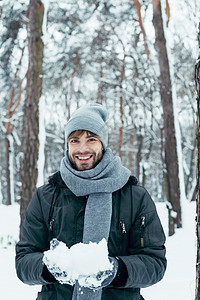 快乐的年轻男子在冬季公图片