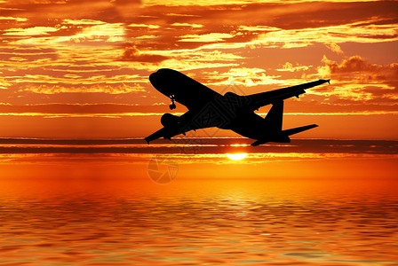 一架飞机过海上日落图片