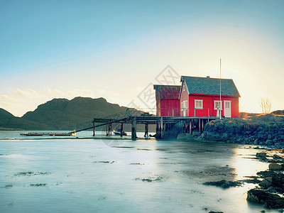 挪威海岸风景和典型的红房子在海边的木制红房子第一次图片