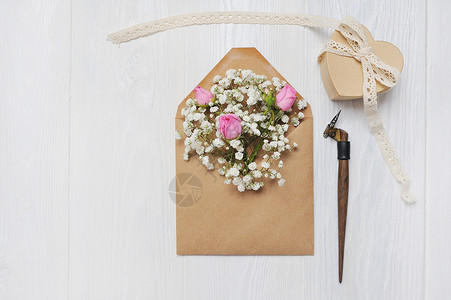 用鲜花和笔贺卡为圣情人节以质朴的风格与地方为您的文字图片