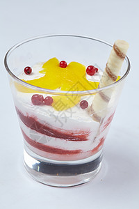 用玻璃杯装水果的甜点特写图片