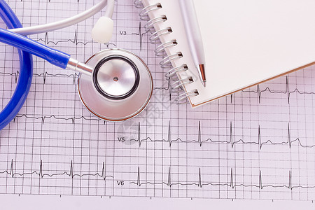 用于心血管医学检查的蓝色听诊镜和心动脉搏跟踪概念图片
