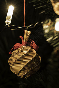圣诞树上用稻草制成背景图片