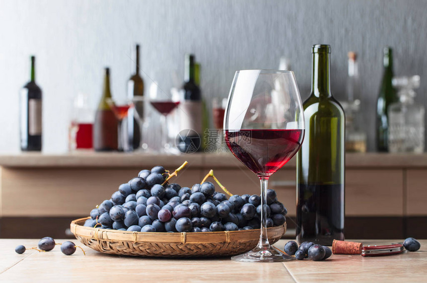 餐桌上的红酒和葡萄图片
