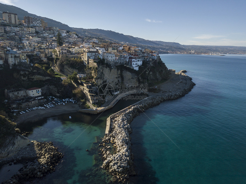 PizzoCalabro码头城堡卡拉布里亚意大利旅游的鸟瞰图海边的皮佐卡拉布罗小镇全景岩石上的房屋悬崖上矗立图片