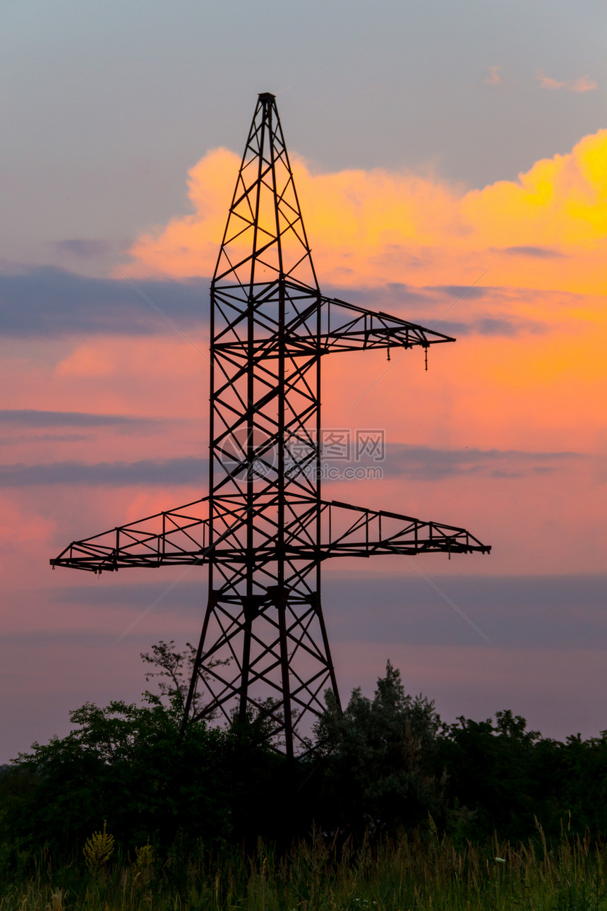 日落时的高压电力塔图片