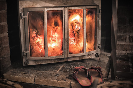 温暖舒适的壁炉旁的圣诞舒适拖鞋冬季和圣诞节图片