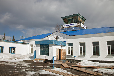 4月乌斯特库机场的建筑图片