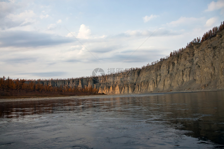 在俄罗斯克拉斯诺亚尔斯克地区埃文基亚莫伊罗坎河岩石岸上的Larch山地泰加Moiye图片