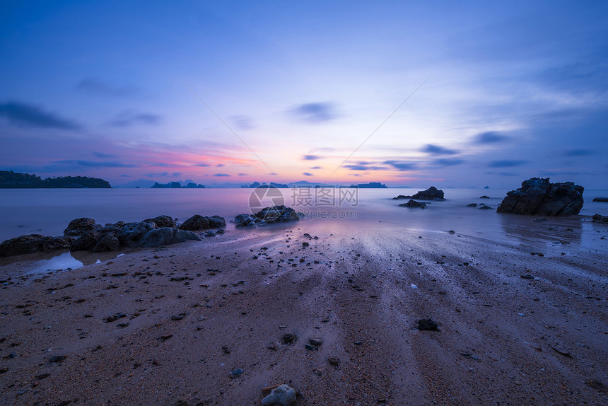 在泰国姚乃岛海滩日出前美丽的天色位图片