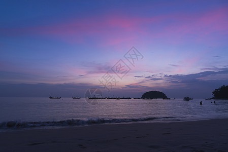 泰国普吉的Kata海滩日落后美图片