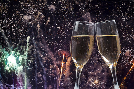 盛年庆典新年节日灯和香槟玻璃杯反对烟火的香槟图片