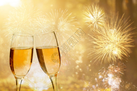 盛年庆典节日灯和香槟玻璃杯反对烟火的香槟图片
