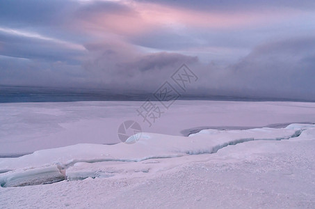 冰冻的贝加尔湖上的冰块图片