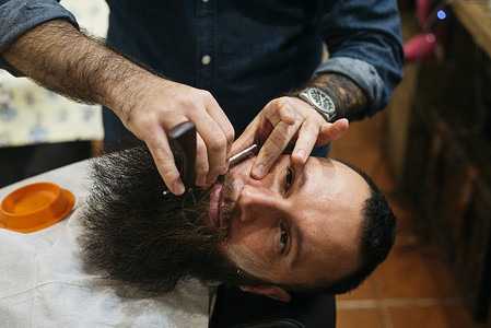 巴伯用剃刀刮胡子头图片