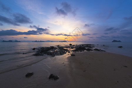 在泰国姚乃岛海滩日出前美丽的天色位背景图片