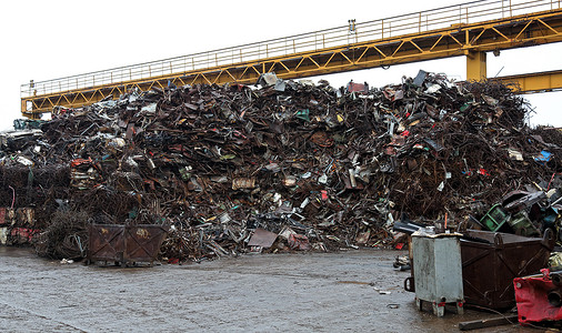堆满金属废料的垃圾场图片