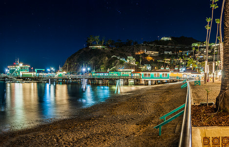 加利福尼亚州卡塔琳娜岛的阿瓦隆码头夜光照耀着沿木板图片