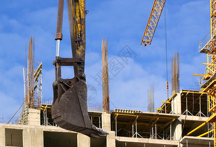 建筑机械高重型建筑机械以在建筑为背景图片