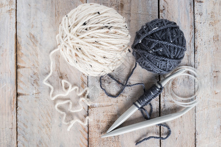 原始编织针头和木制品背景天然羊毛编图片