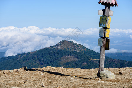 夏天阳光明媚的山顶上山坡与斯洛瓦基图片