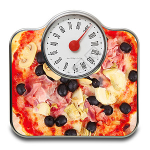 白色背景披萨人的体重秤图片