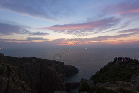 在的浙江黑莓岛天空和海岸黎明前云彩正在变换图片