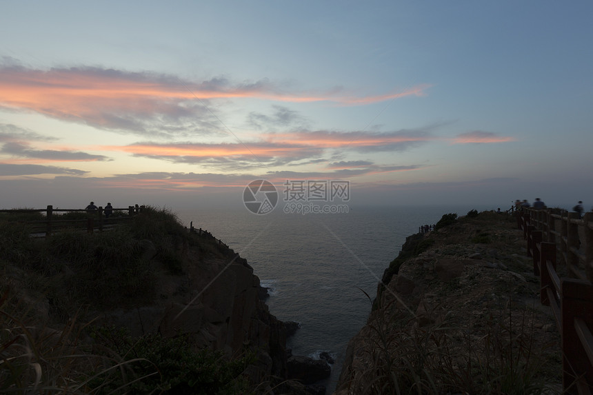 黎明前的海岸线图片